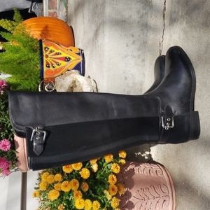 Black tall winter boots.